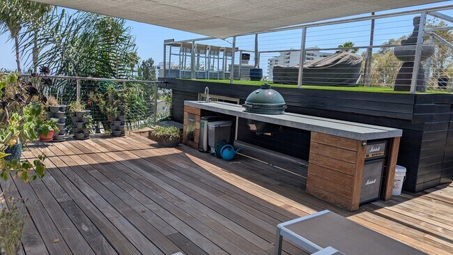 Building Photo - 7121 Hillside Ave