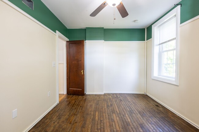 Building Photo - Lovely 3 BR/1.5 BA Semi-Detached Home in S...
