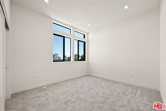 Building Photo - 1204 N Orange Grove Ave