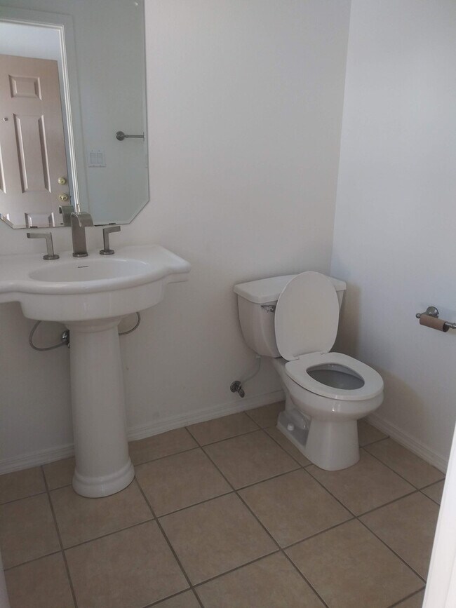 Building Photo - 3BR, 2.5BA, 2CG
