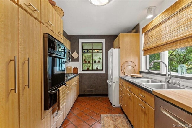 Building Photo - 18 Harvard Ln