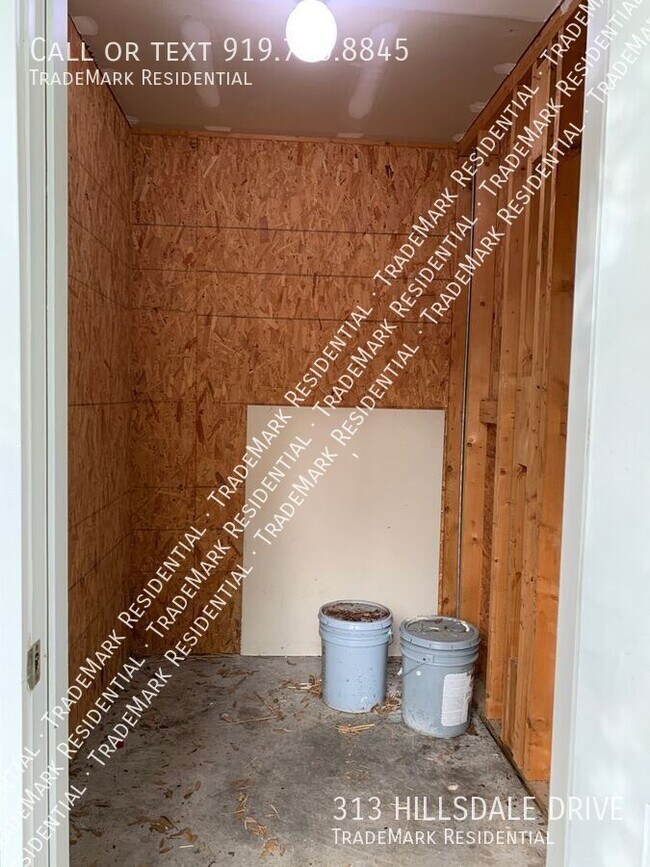Building Photo - 313 Hillsdale Dr