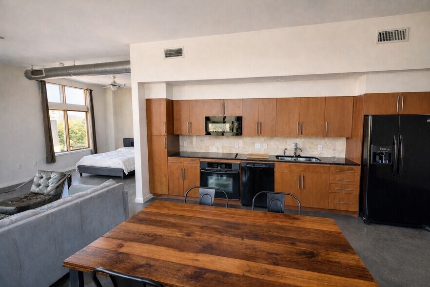 Building Photo - 2124 E 6th St