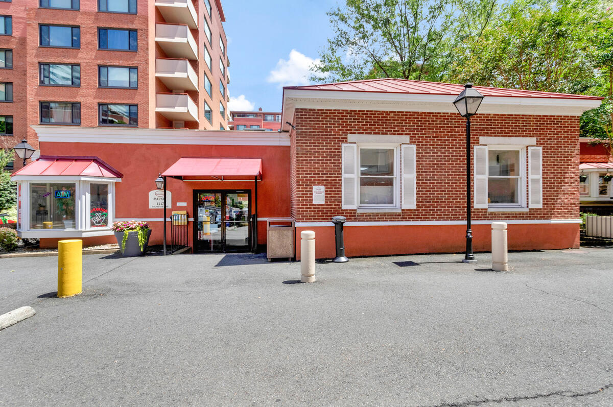 Building Photo - 1121 Arlington Blvd