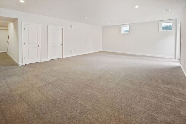 Building Photo - 5 Bed 4.5 Bath - Bethesda Single Family - ...