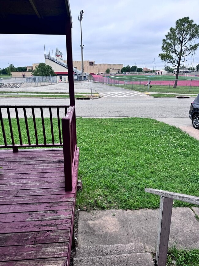 Building Photo - 2 Bedroom 1 Bath Duplex