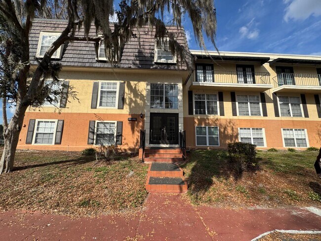 Building Photo - 4029 Versailles Dr