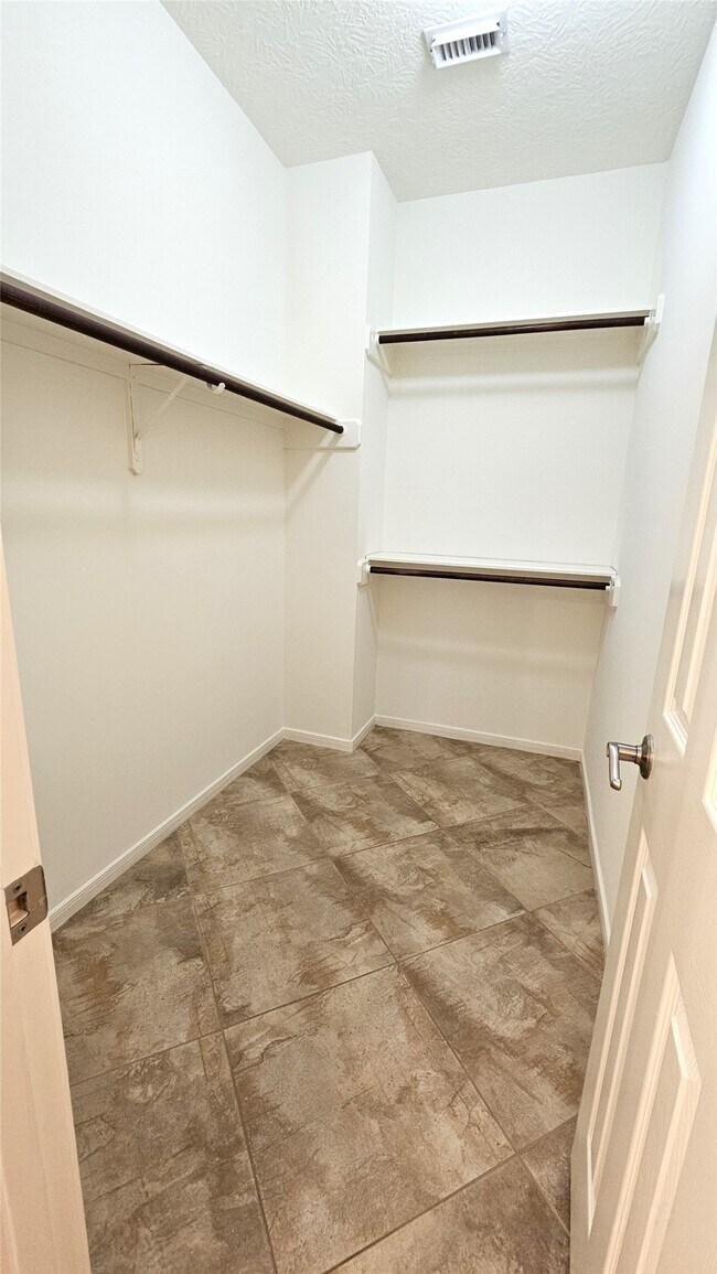 Building Photo - 305 Reinicke St