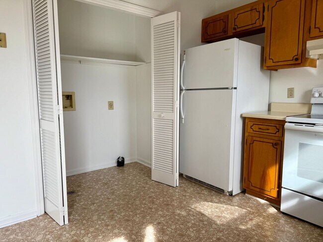 Building Photo - Two Bedroom Duplex with Garage and Storage / North Asheville