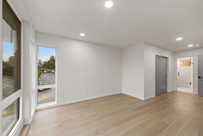 Building Photo - 3 bed /3 bath newer townhome in Green Lake!