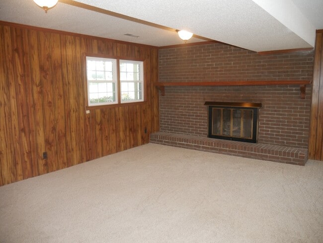 Building Photo - 124 Woodburn Pl
