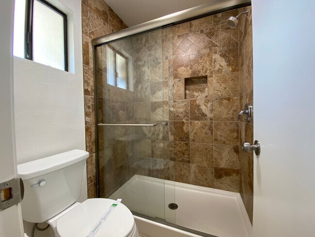 Building Photo - Stunning Townhome in Tanglewood Community