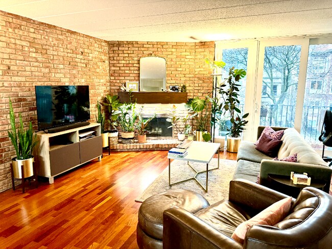 Building Photo - 651 W Sheridan Rd