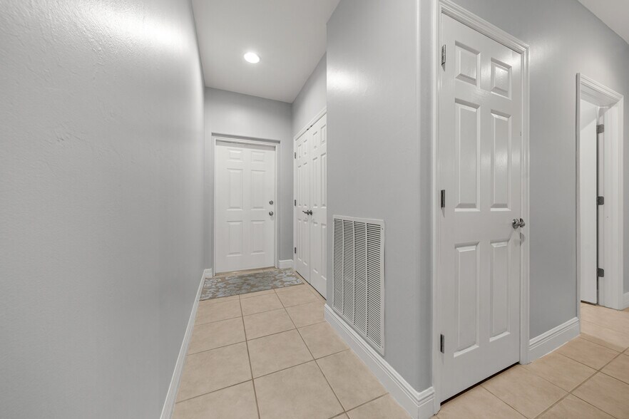 Building Photo - 8310 Big Acorn Cir