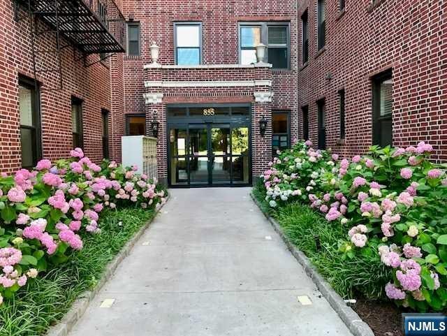 Building Photo - 855 Broad St