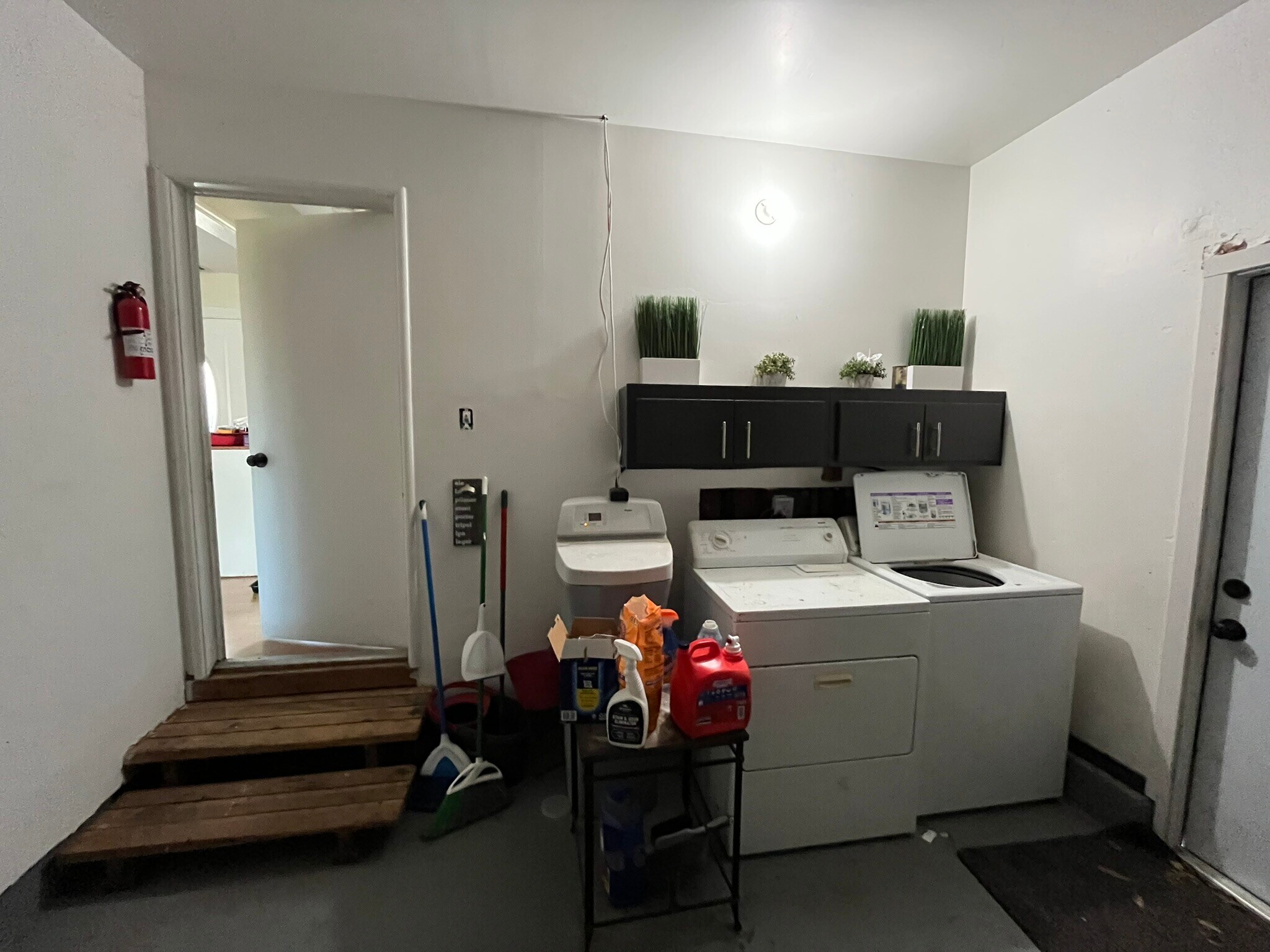 garage with laundry - 1723 Bowling Green Dr