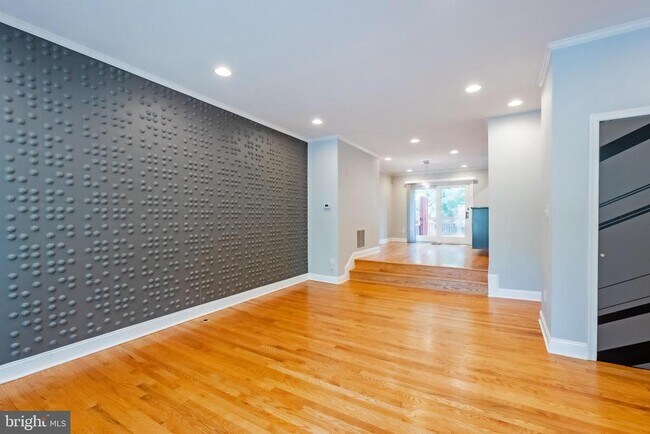 Building Photo - 215 Lynn Manor Dr