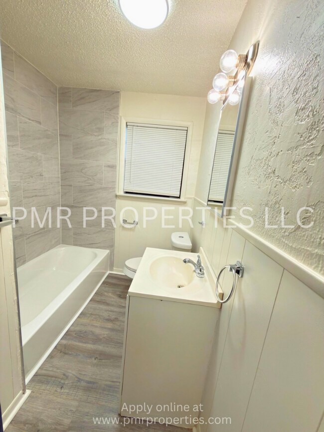 Building Photo - 2 Bedrooms - 1 Bath House