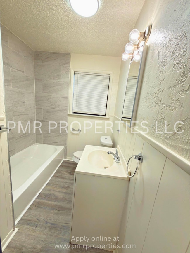 Building Photo - 2 Bedrooms/1 Bathroom House