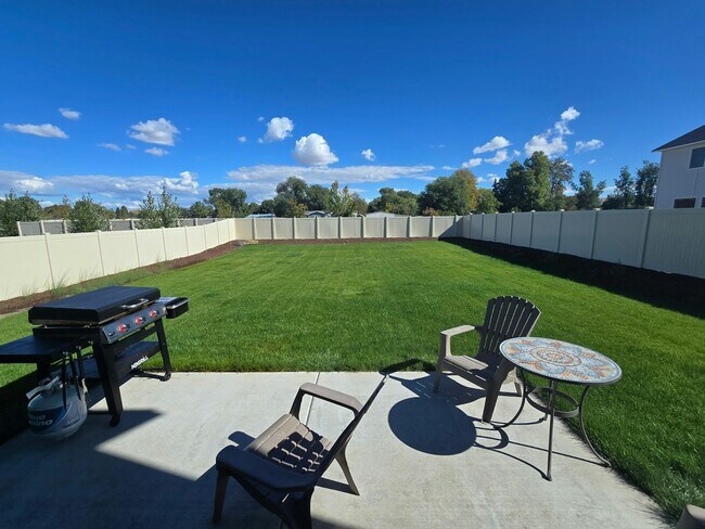 Building Photo - 672 S Blackfoot