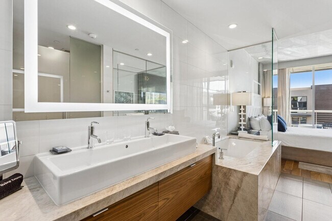 Building Photo - 5455 E Lincoln Dr