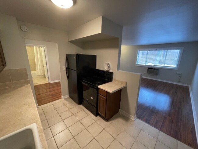 Building Photo - 517 S Milwaukee Ave