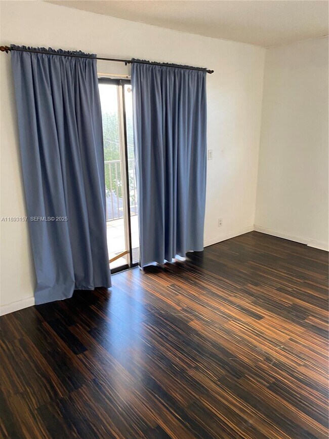 Building Photo - 1900 Diana Dr