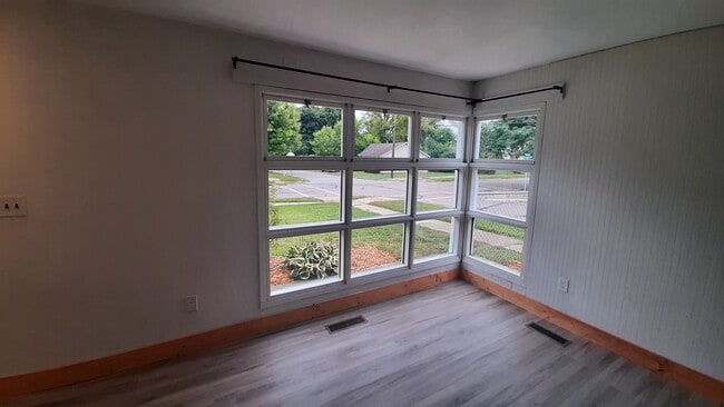 Building Photo - 386 Worden St