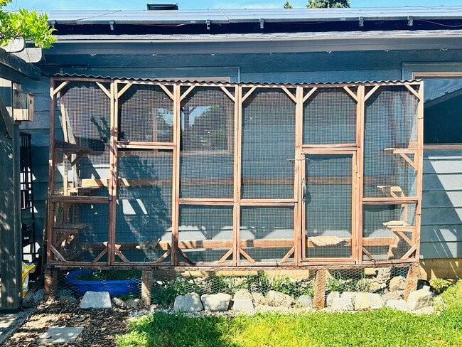Building Photo - Gardner's Delight