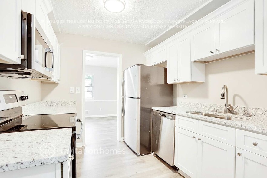 Building Photo - 2434 Shamrock Dr