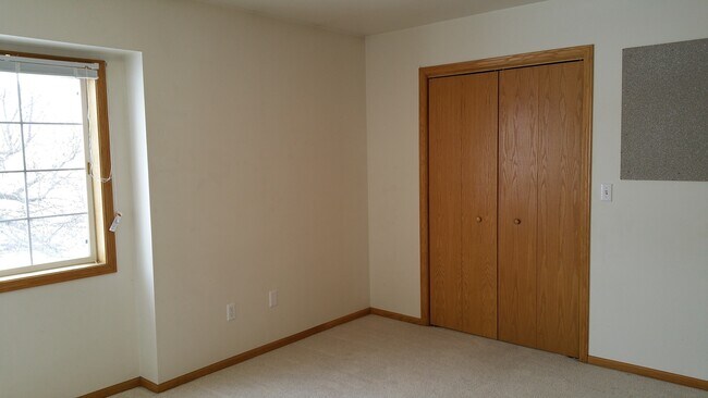 Building Photo - FALL 2026 AVAILABILITY!!!  2 bedroom, 2.5 bath condominium on Iowa City's east side