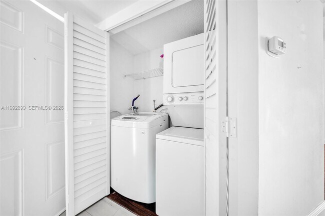 Building Photo - 8290 Lake Dr