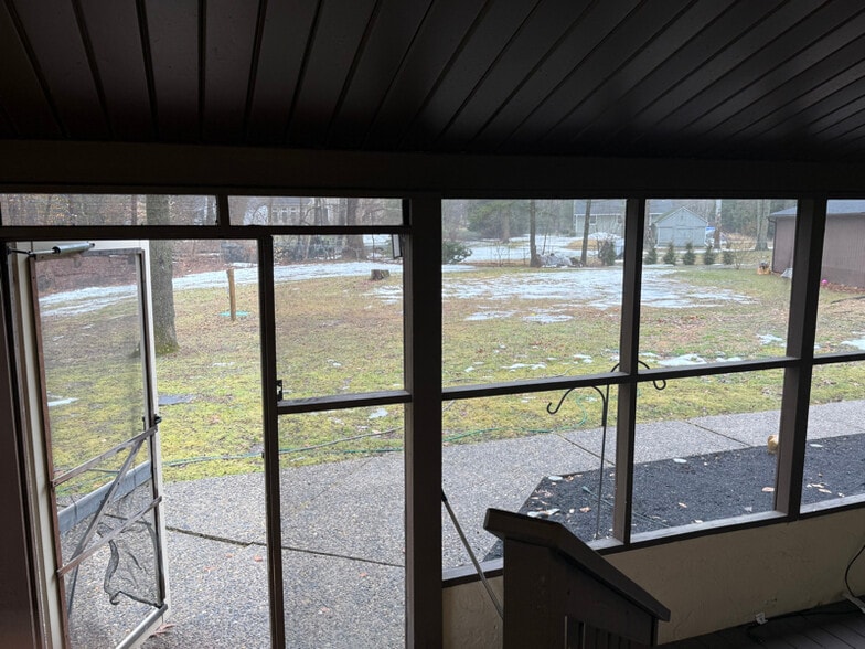 Building Photo - 905 Main St