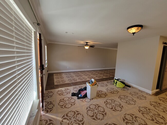 Building Photo - 810 Springvale Dr