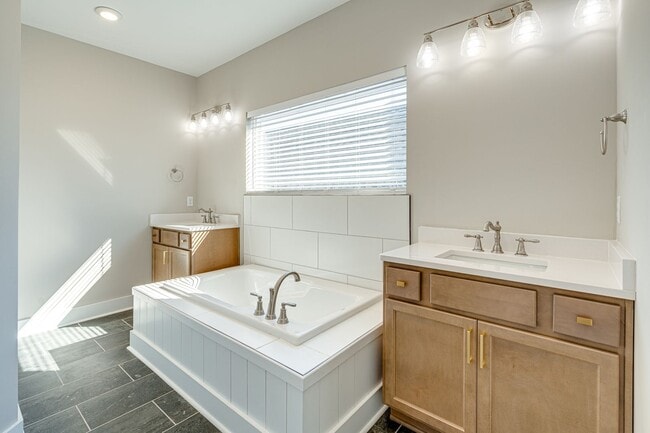 Building Photo - 4 Bedroom Rental in The Nations!