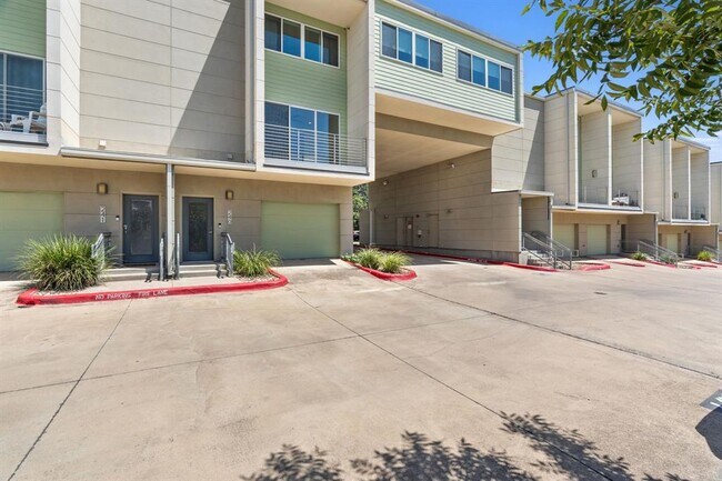 Building Photo - 604 N Bluff Dr