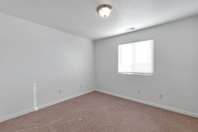 Building Photo - Bright Townhouse in Saratoga Springs w attached 2 car garage