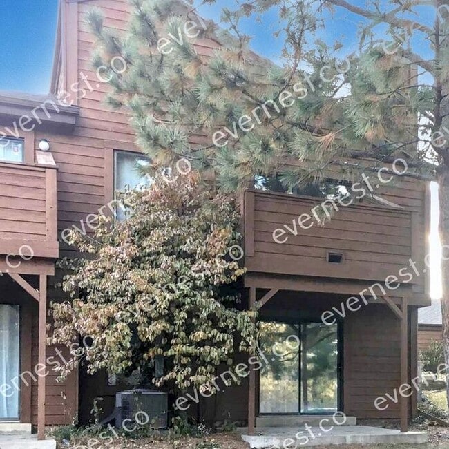 Building Photo - Charming Townhome with Fireplace and Conve...