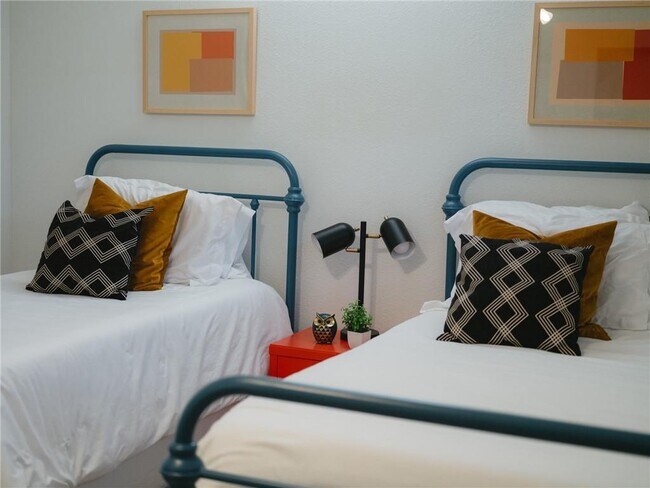 Building Photo - 2 Southport Ln