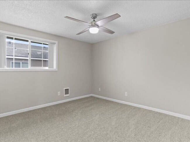 Building Photo - 526 S 40th Ave