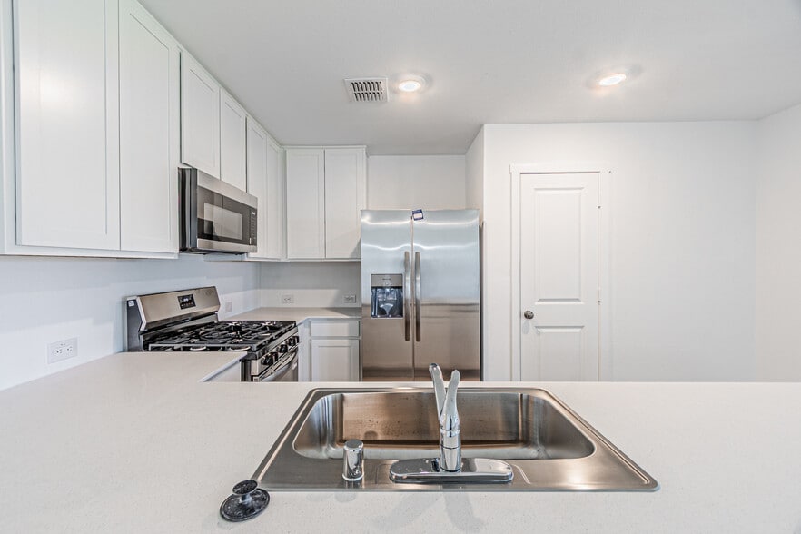 Functional Modular and Open Kitchen comes with Refrigerator - 1932 Ventasso Blvd