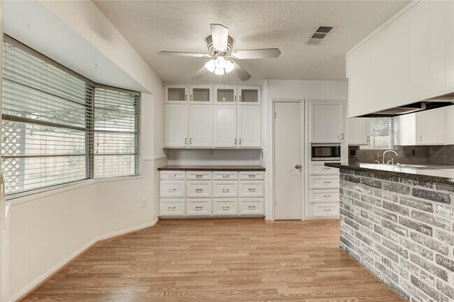 Building Photo - 12207 Meadowdale Dr