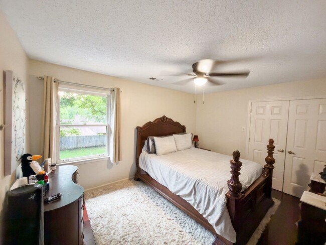 Building Photo - 743 Grovewood Dr