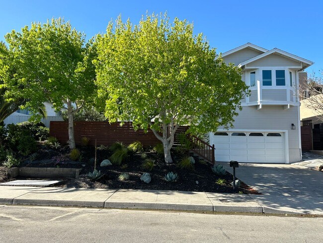 Building Photo - Updated 3 bedroom 2.5 bath with yard
