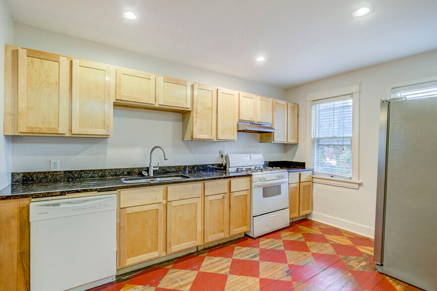 Building Photo - 712 W 28th St