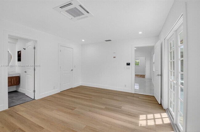 Building Photo - 5276 Pine Tree Dr