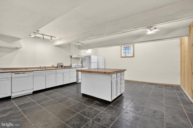 Building Photo - 2512 E Lehigh Ave