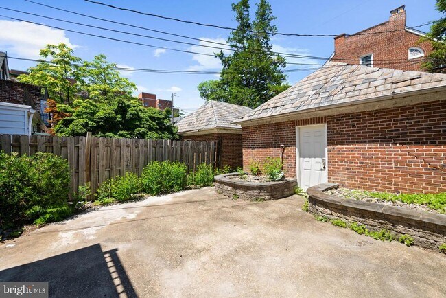Building Photo - 214 E University Pkwy