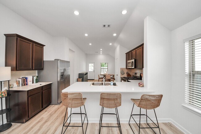 Building Photo - 1114 Bulwark
