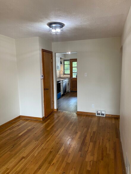 Building Photo - 1322 W 7th Ave